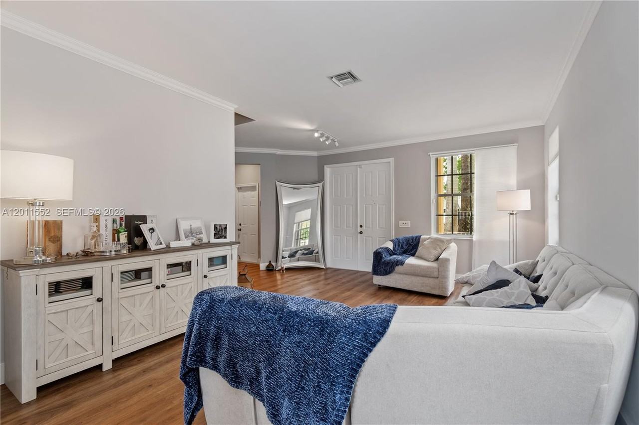 1095 Chenille Cir - Photo 3 of 8