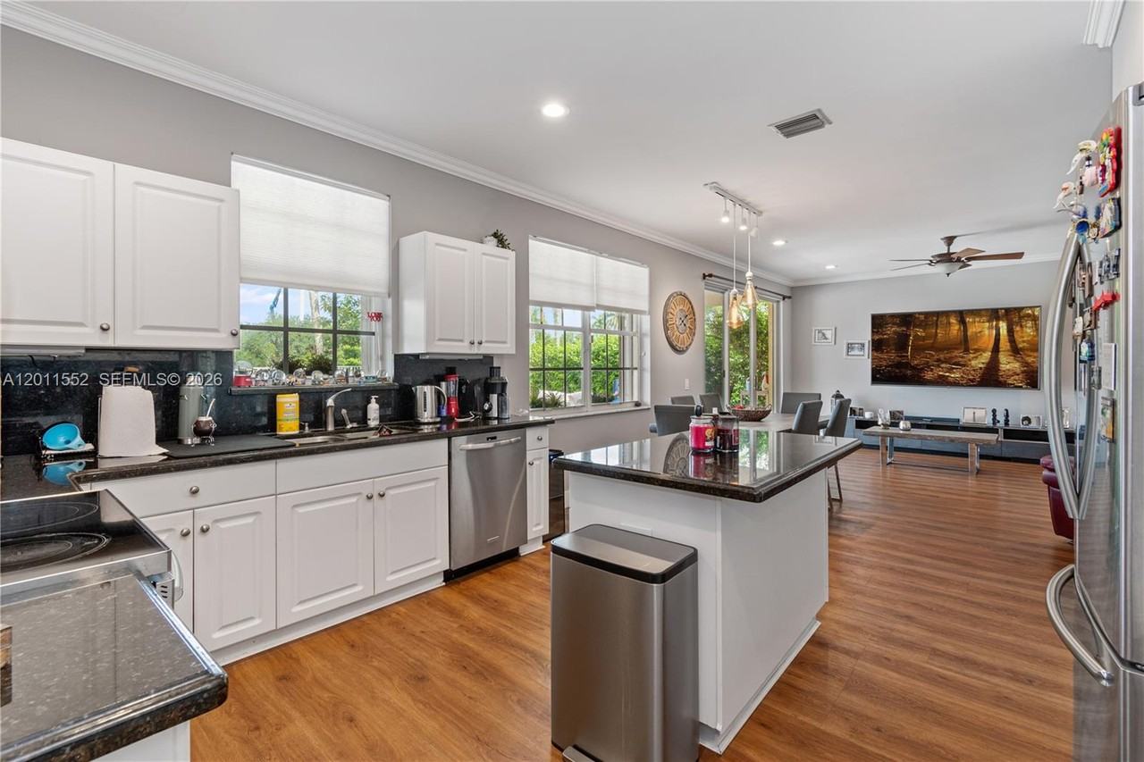 1095 Chenille Cir - Photo 4 of 8