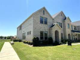 featured image of 212 Venice Ave