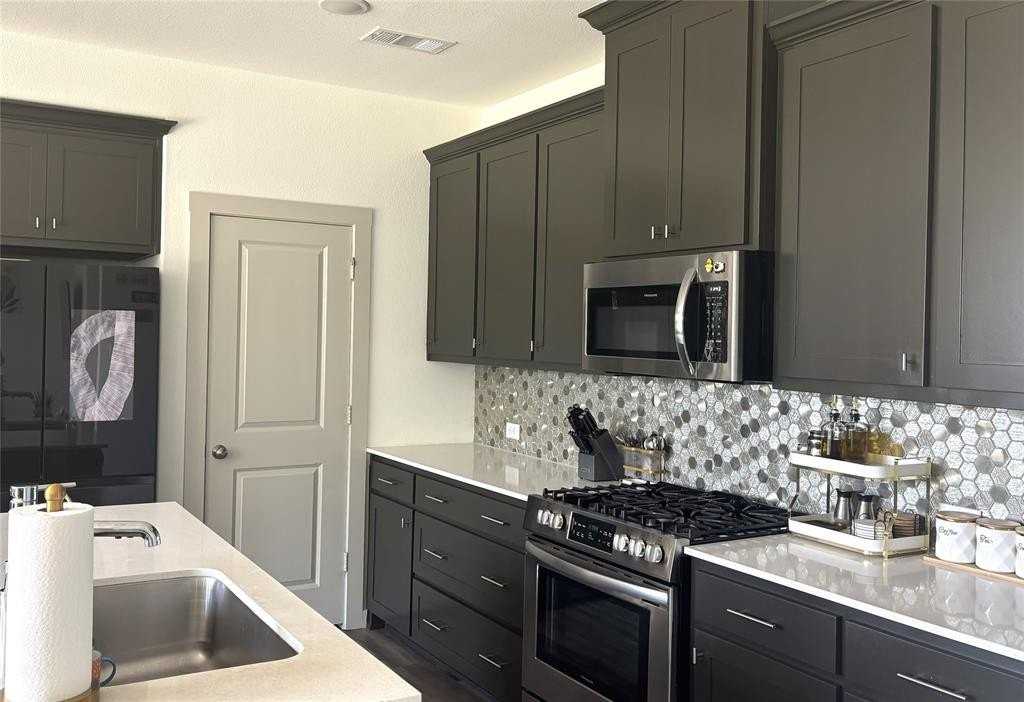 212 Venice Ave - Photo 5 of 24