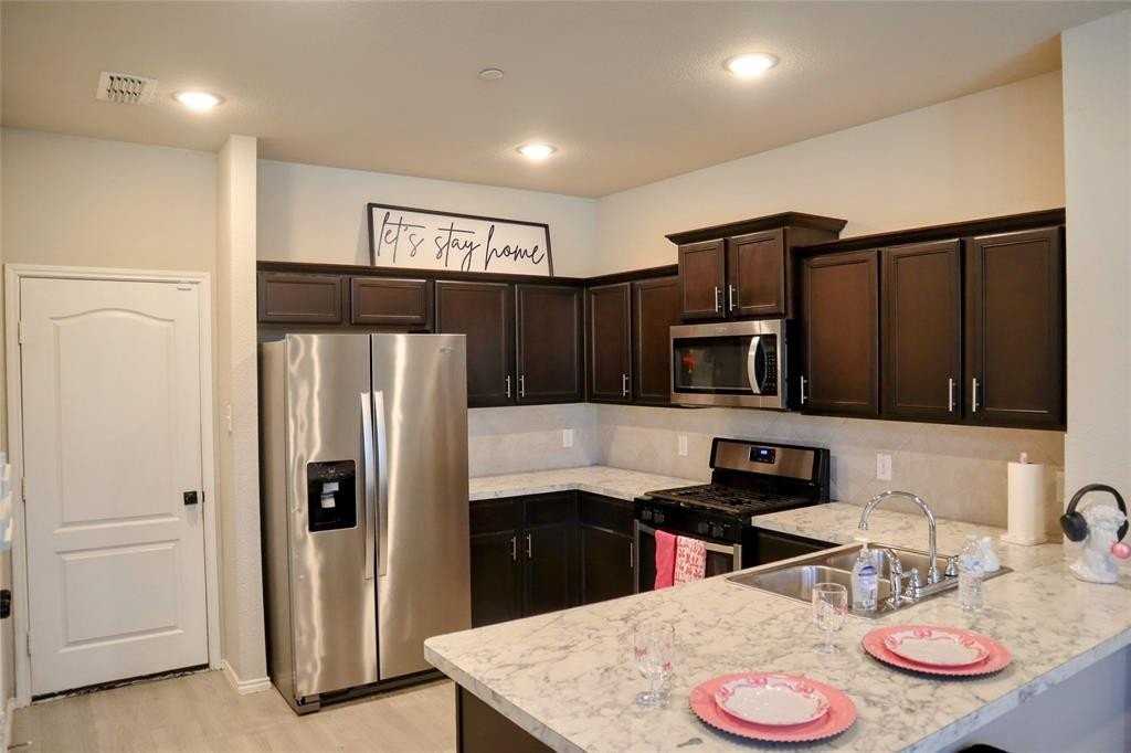 1836 Indigo Ln - Photo 7 of 40