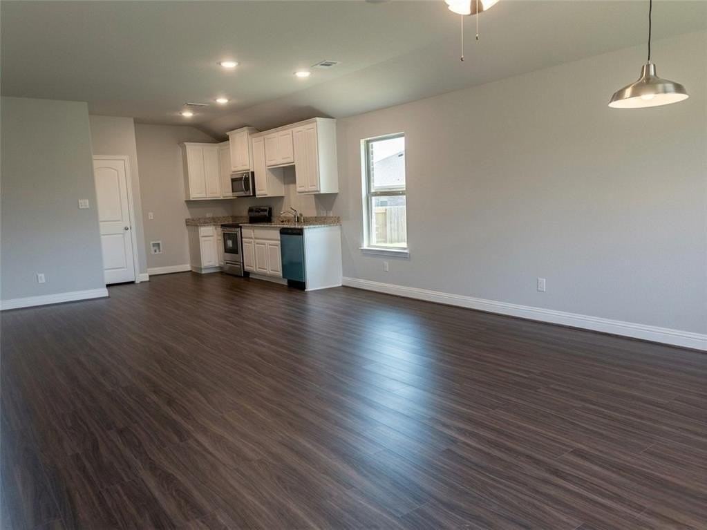 1419 Warringwood Dr - Photo 4 of 17
