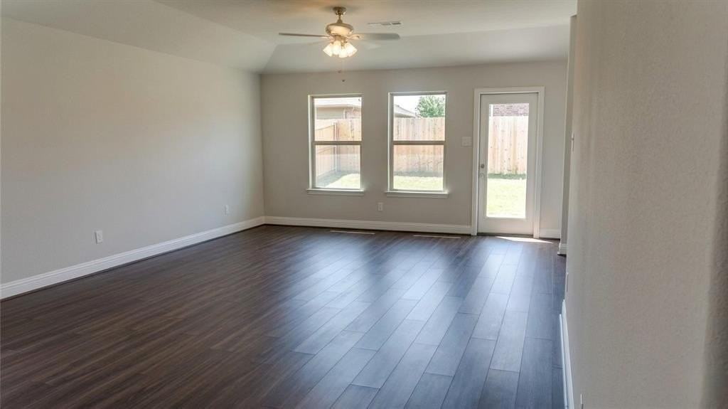 1419 Warringwood Dr - Photo 6 of 17