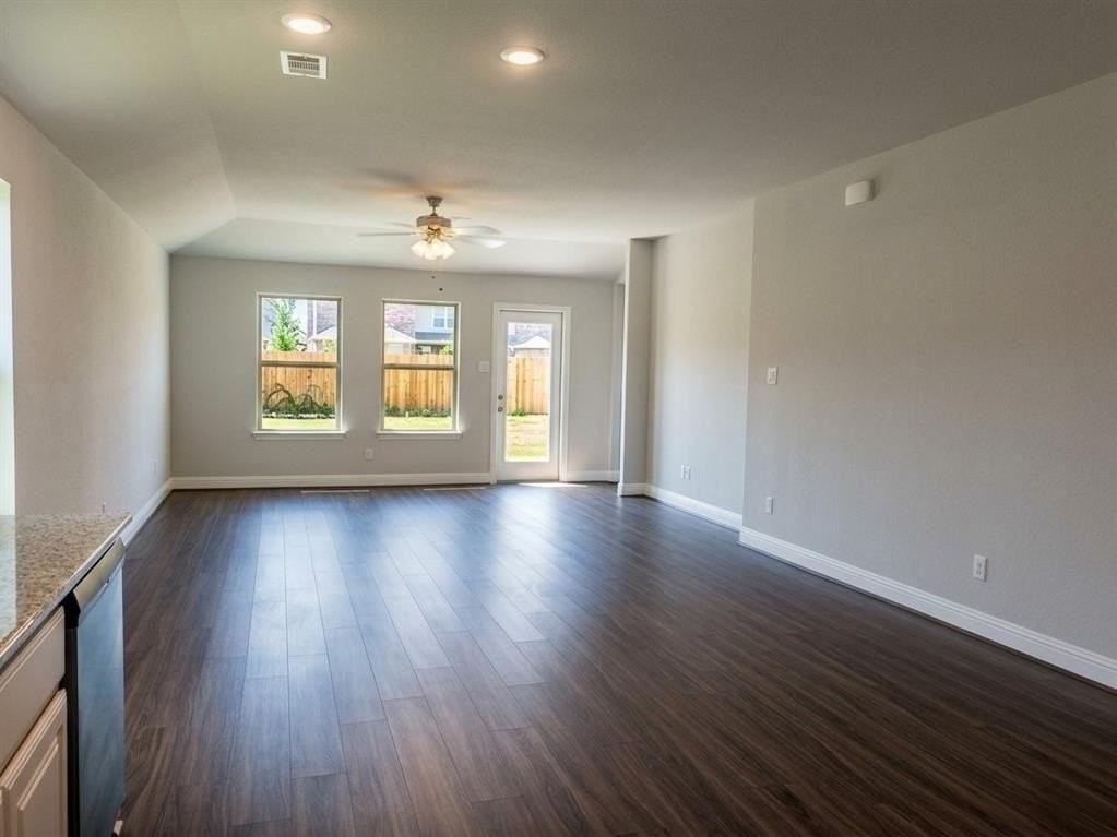 1419 Warringwood Dr - Photo 7 of 17
