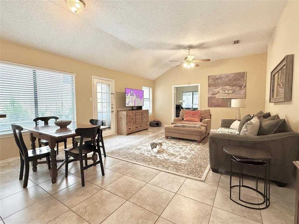 1437 Hampton Rd - Photo 4 of 27