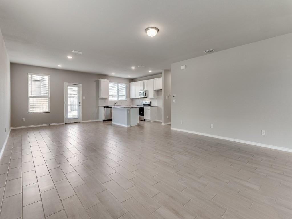 920 Ravenwood Ln - Photo 3 of 11