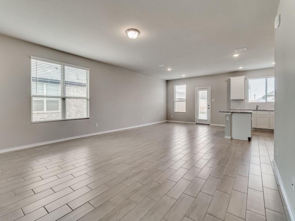 920 Ravenwood Ln - Photo 4 of 11