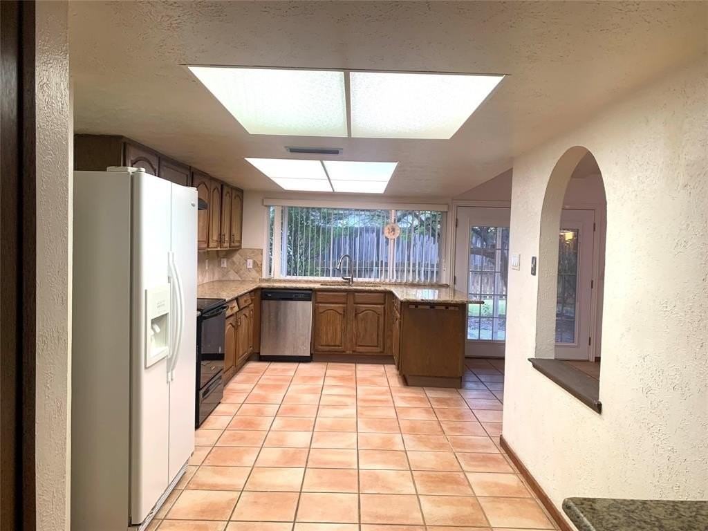 941 Lombardy Dr - Photo 2 of 17