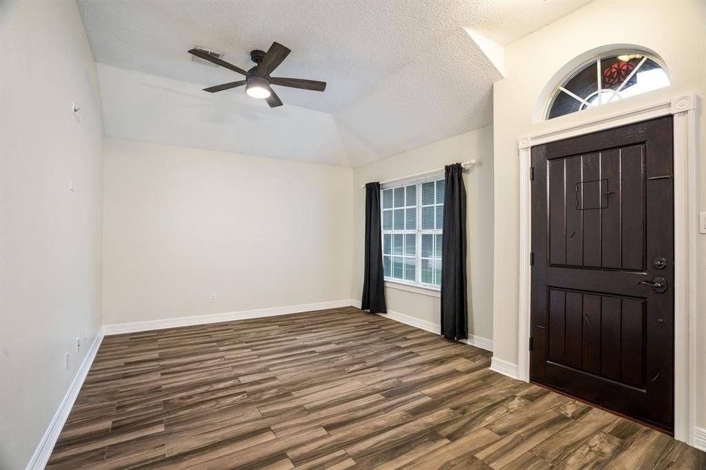 3810 Columbus Dr - Photo 3 of 33
