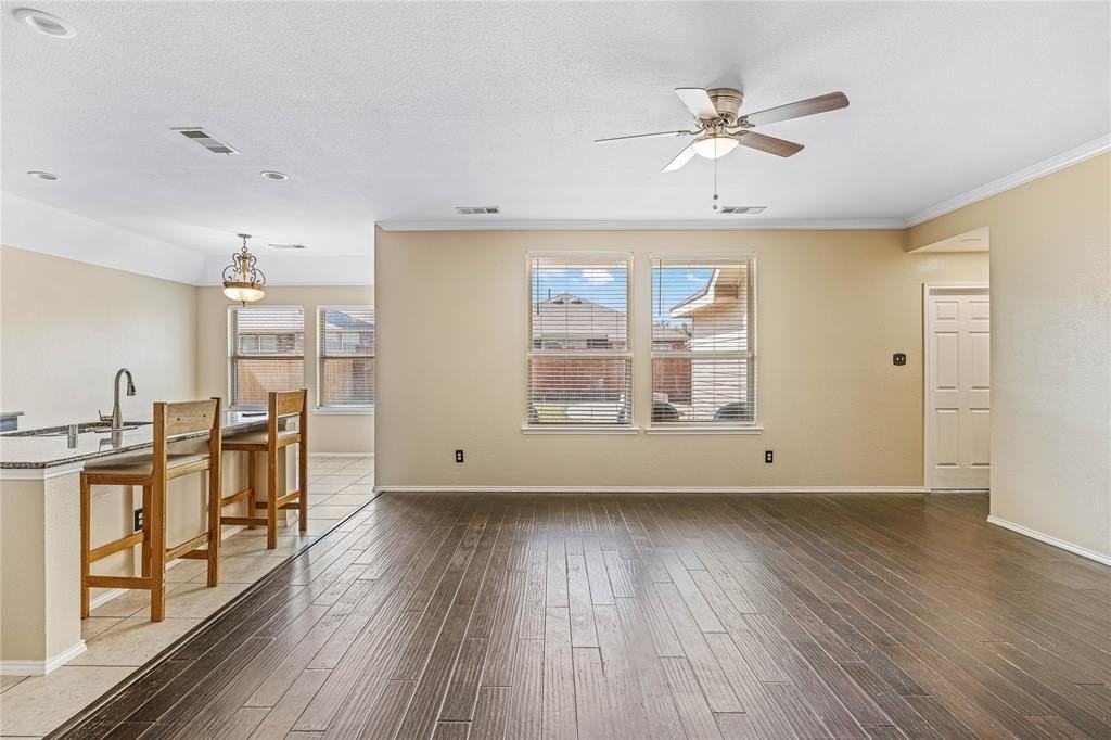 1712 Rosson Rd - Photo 3 of 37