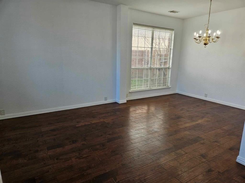2104 Royal Oak Dr - Photo 5 of 38