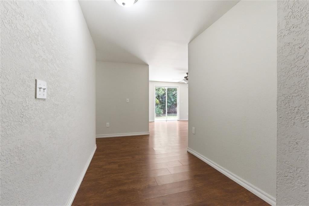 1804 Se 12th St - Photo 5 of 26