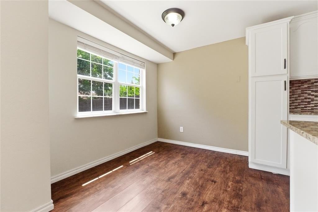 1804 Se 12th St - Photo 6 of 26