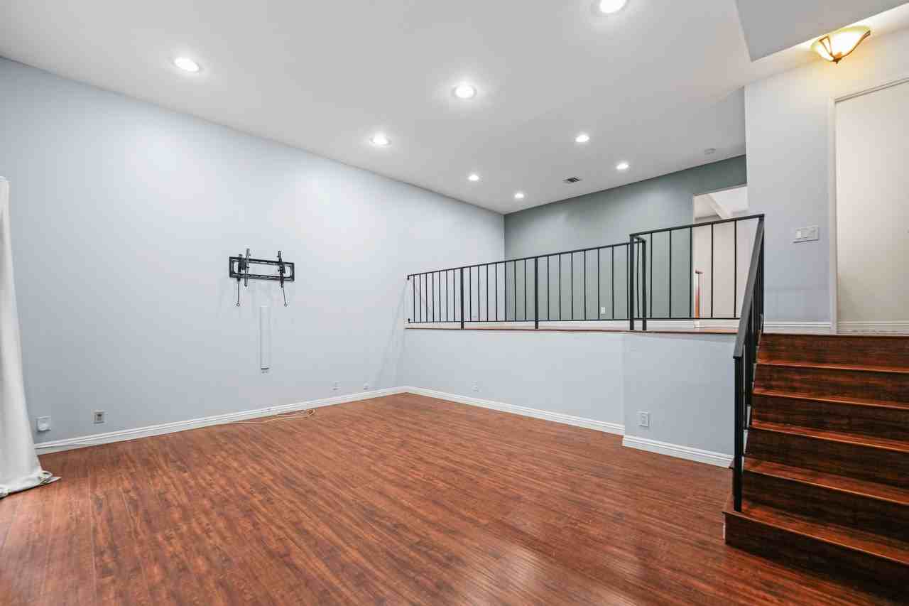 8283 Willis Ave #11