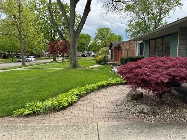 22901 Warner St - Photo 4 of 47