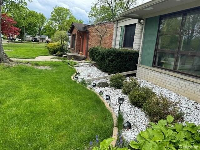 22901 Warner St - Photo 5 of 47