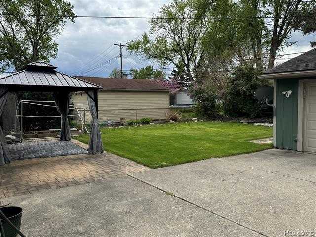 22901 Warner St - Photo 6 of 47