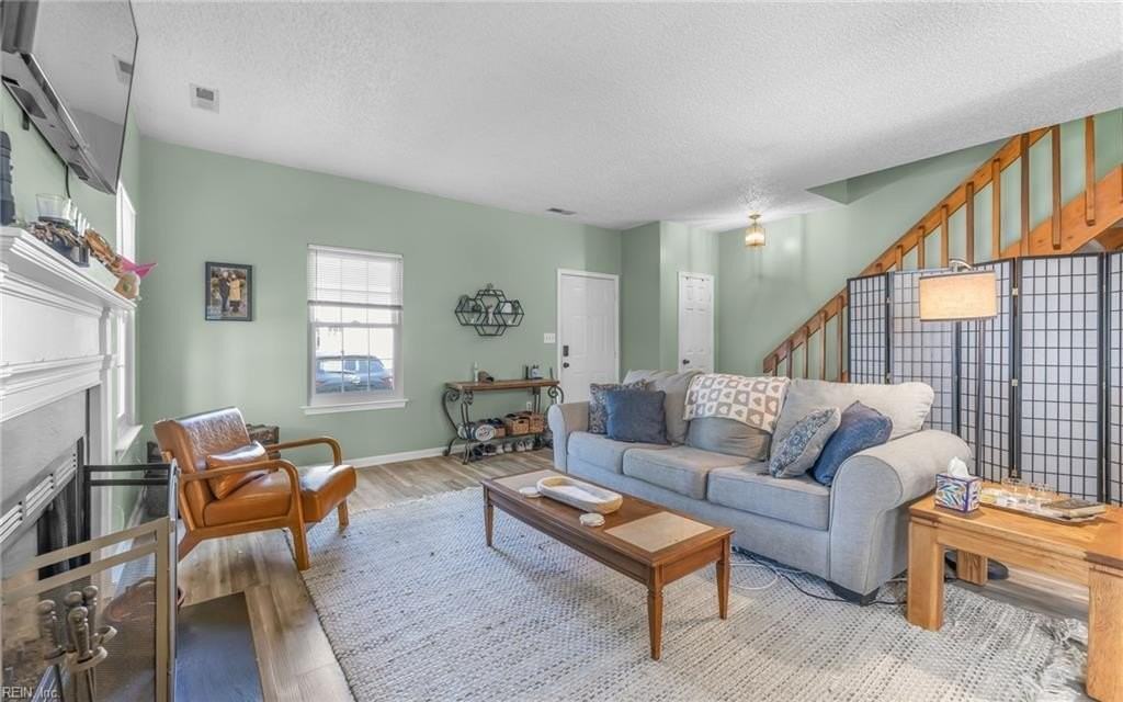 889 Gas Light Ln - Photo 5 of 42