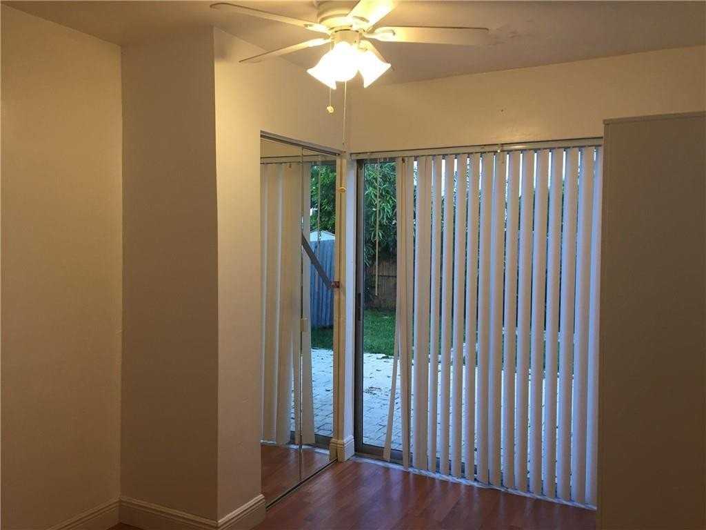 340 Ne 56th St - Photo 5 of 8