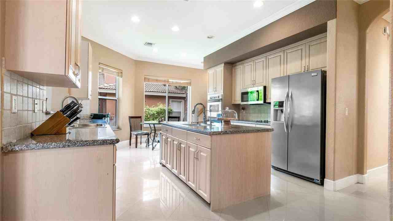 10982 Nw 70th Ct - Photo 2 of 50