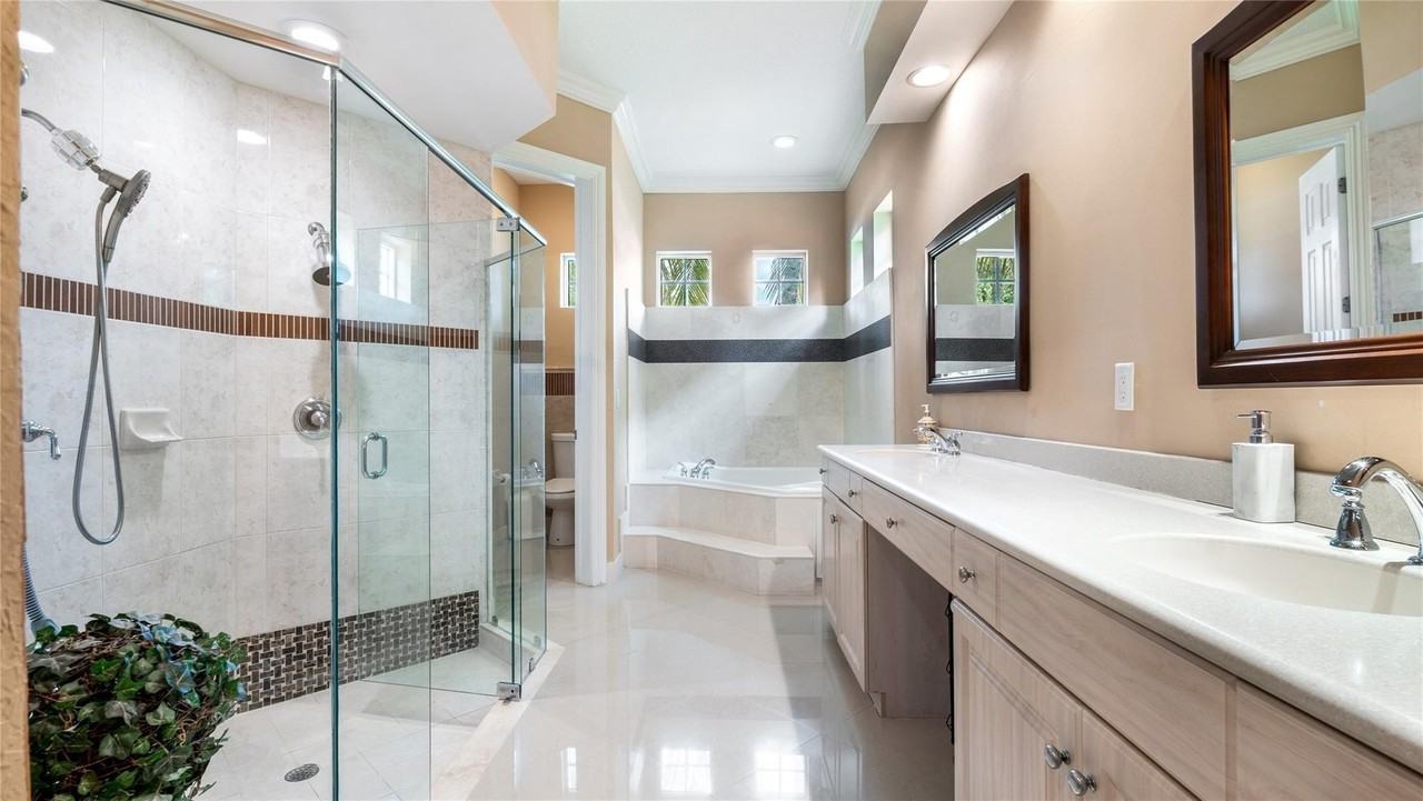 10982 Nw 70th Ct - Photo 5 of 50