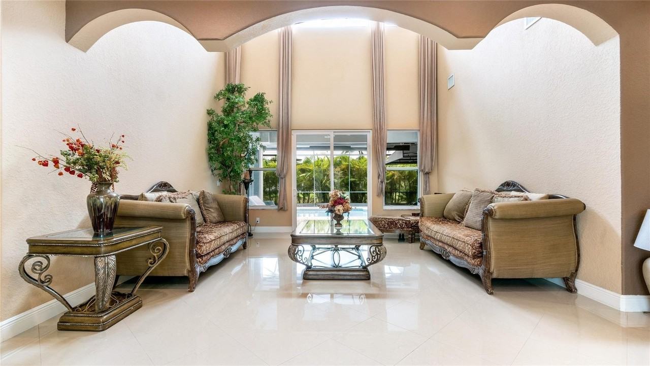 10982 Nw 70th Ct - Photo 6 of 50