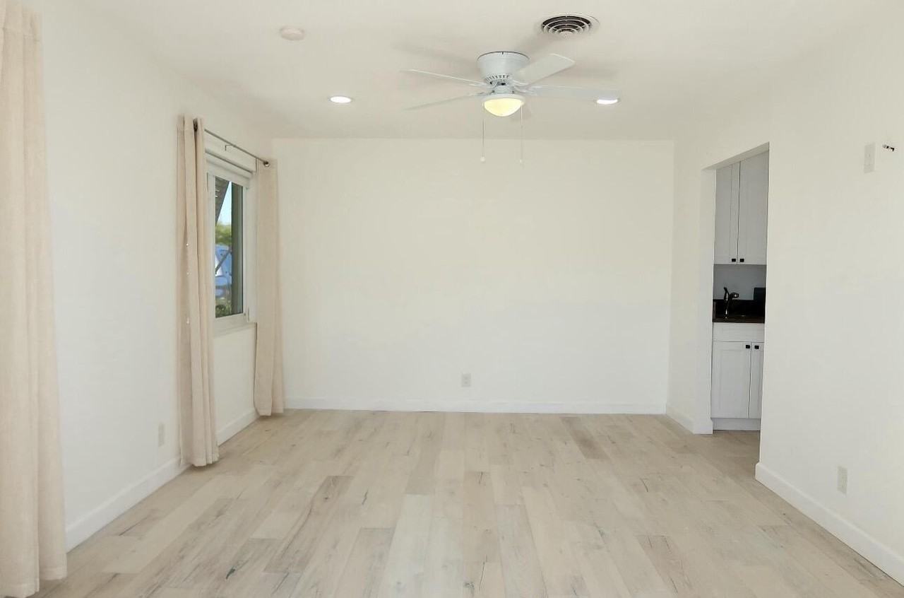 1314 Barrington Dr - Photo 2 of 14