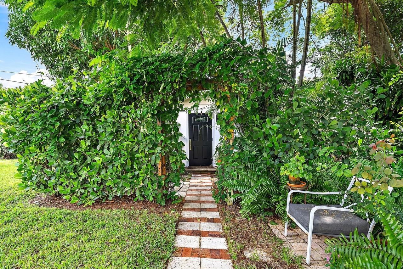 328 Hawthorne Dr