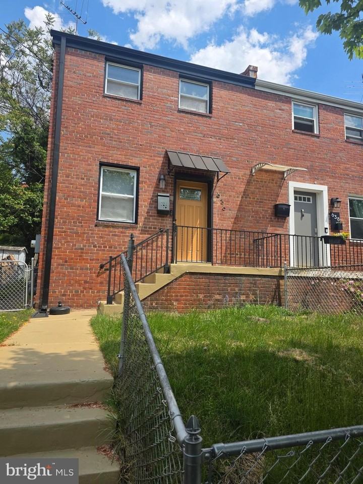 636 Burns St Se - Photo 2 of 20