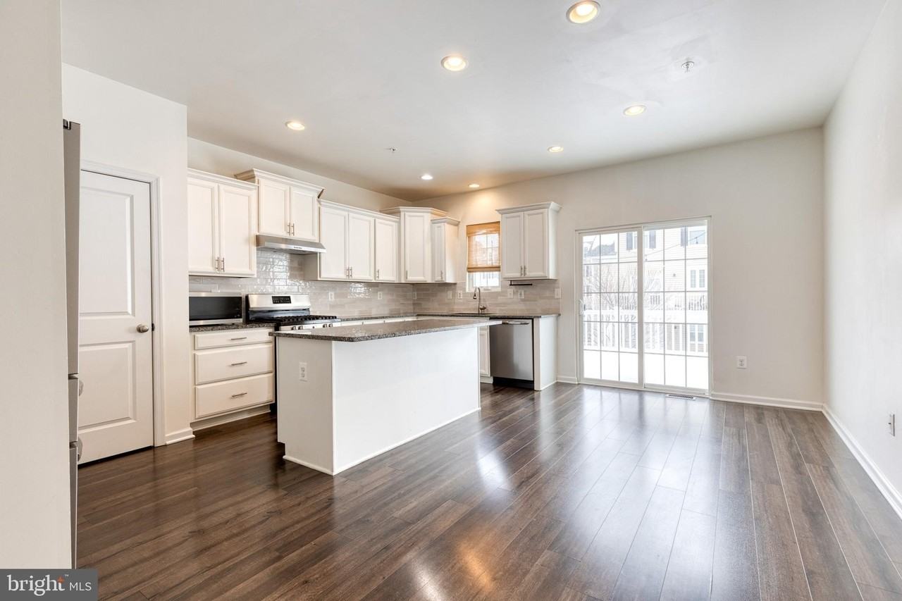 8349 Daydream Cres - Photo 5 of 42