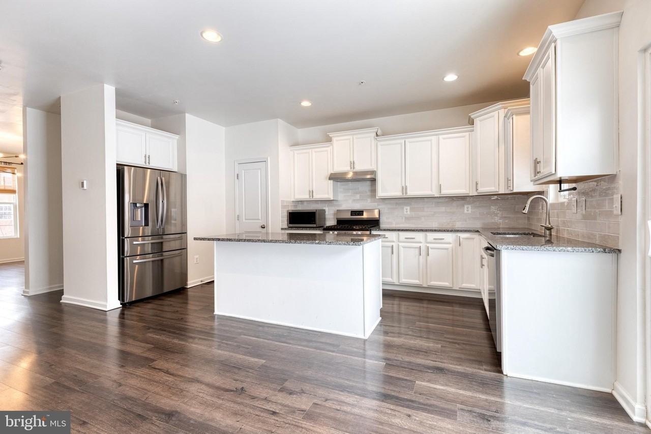 8349 Daydream Cres - Photo 6 of 42