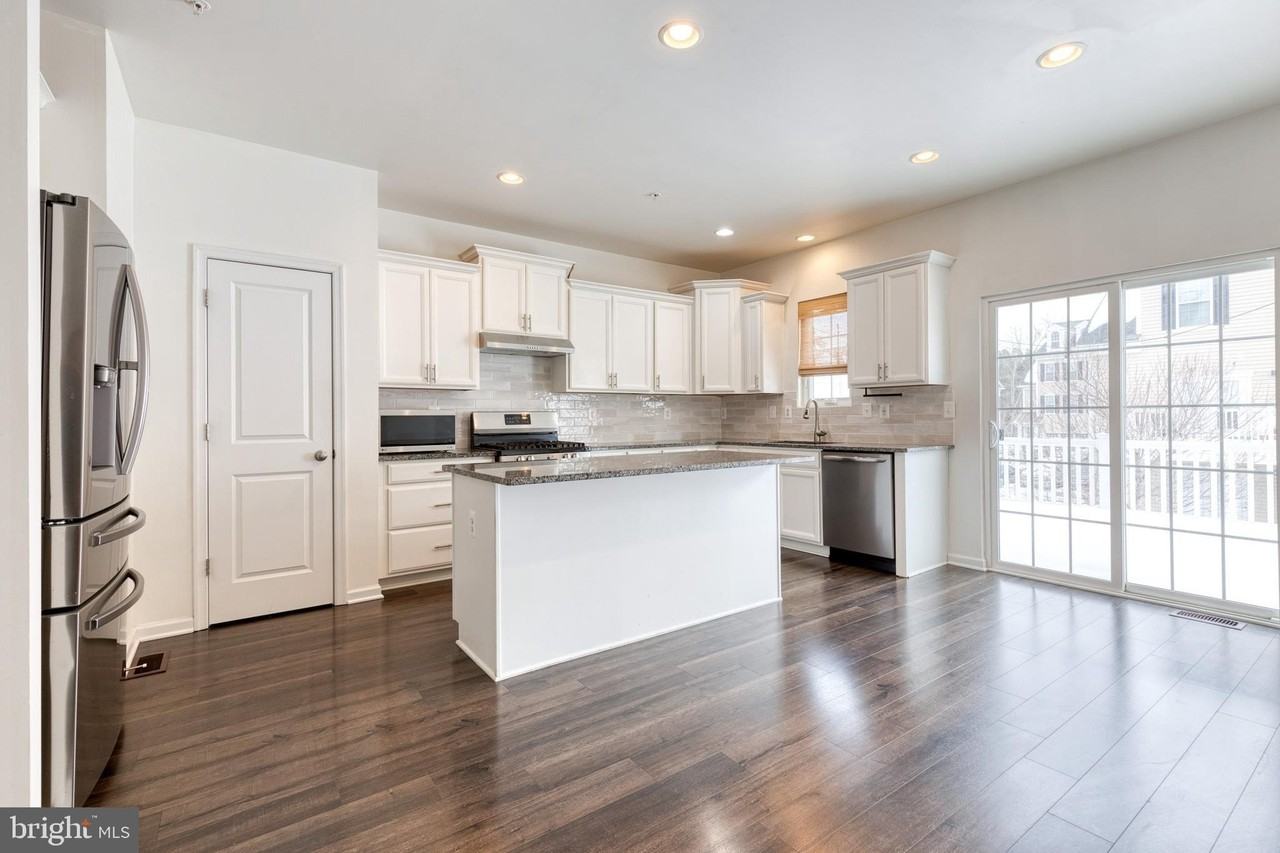 8349 Daydream Cres - Photo 7 of 42
