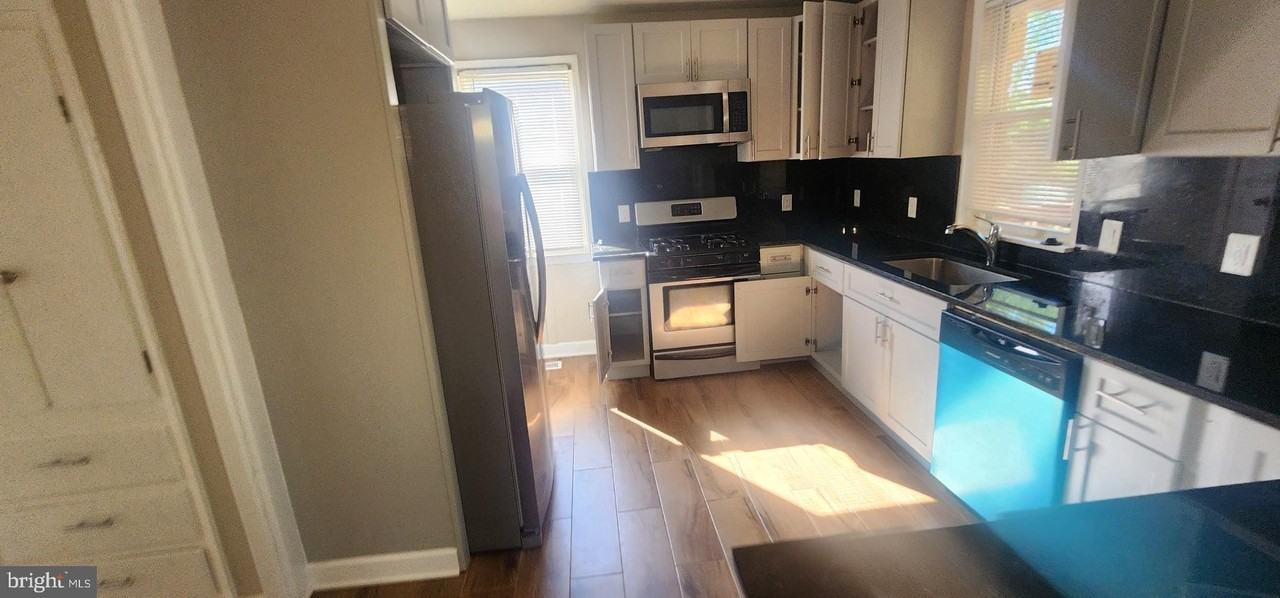 2518 Moore Ave - Photo 4 of 20