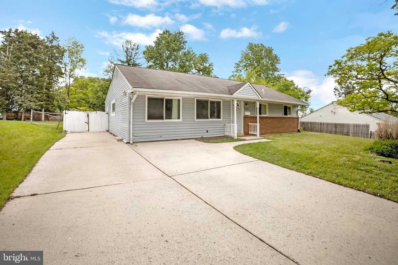 13905 Parkland Dr - Photo 4 of 30