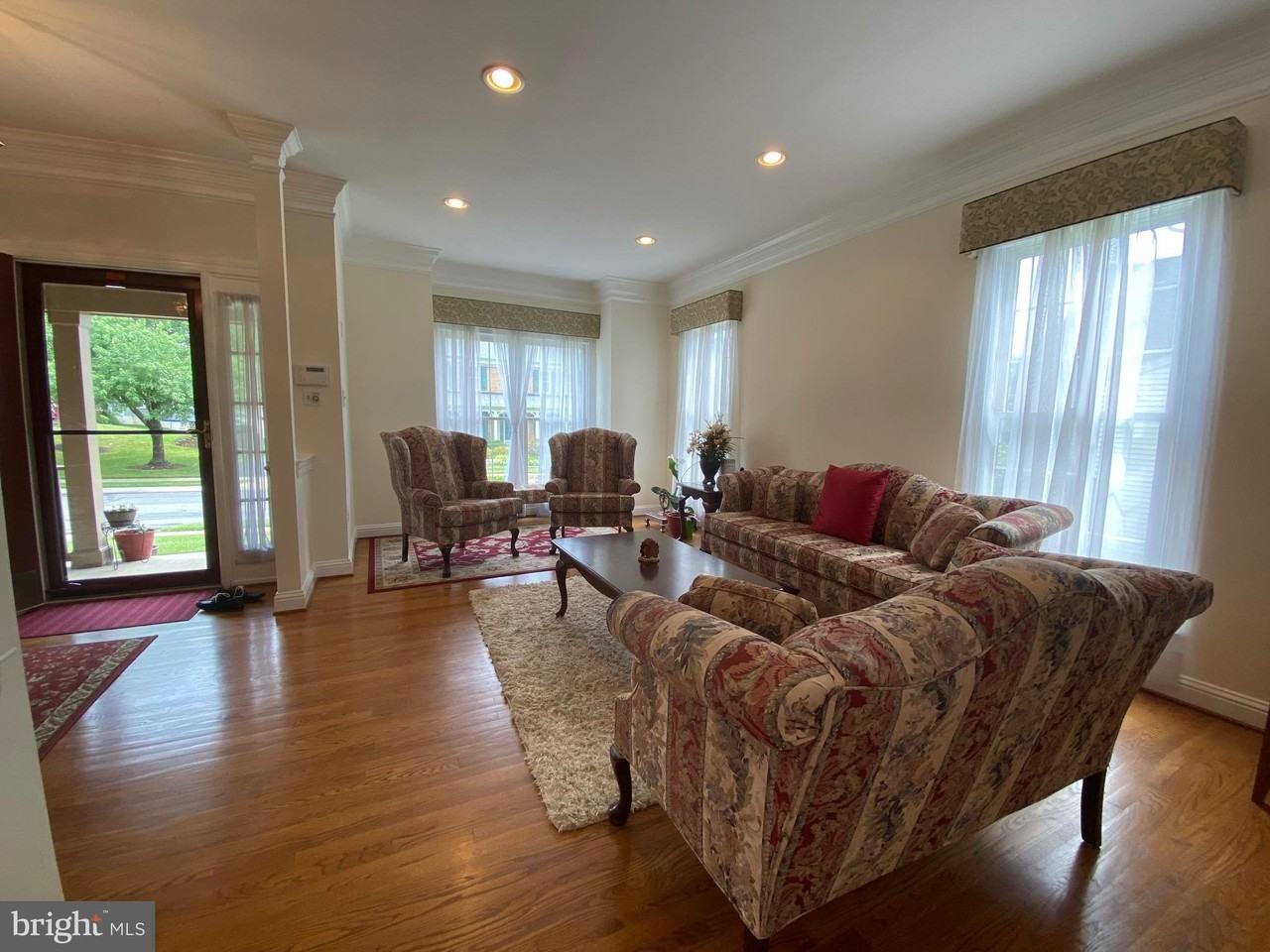 10614 Maplecrest Ln - Photo 5 of 50