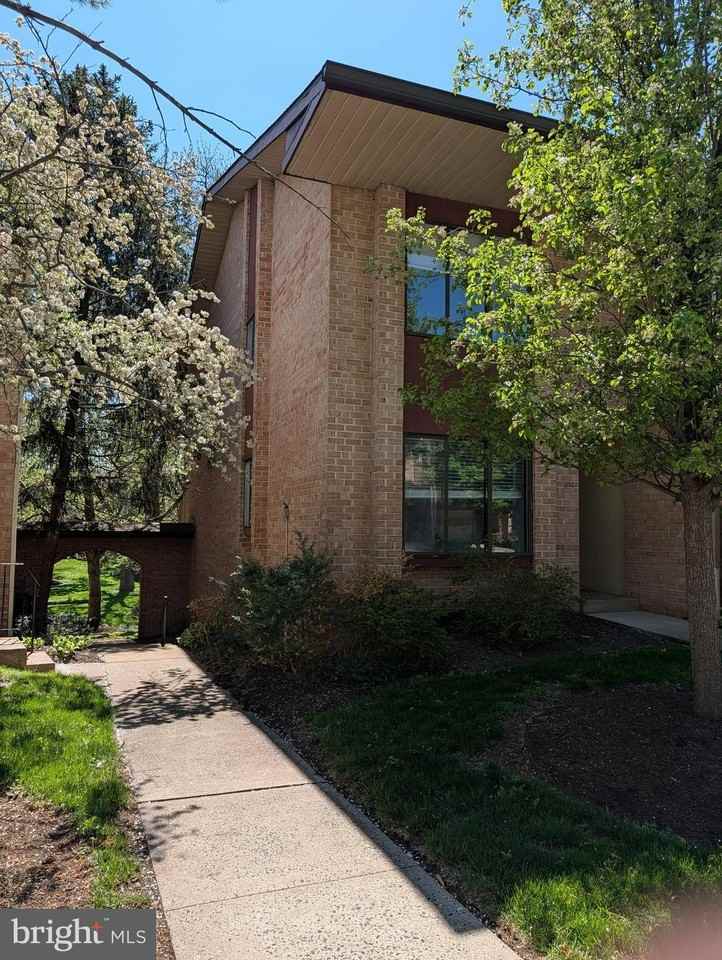 214 Stonybrook Dr #214 - Photo 2 of 27