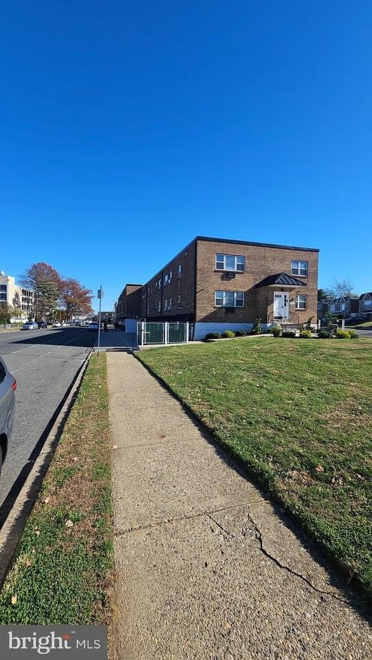 2201-19-25 LANSING Street #2219-1stFL - Photo 3 of 32