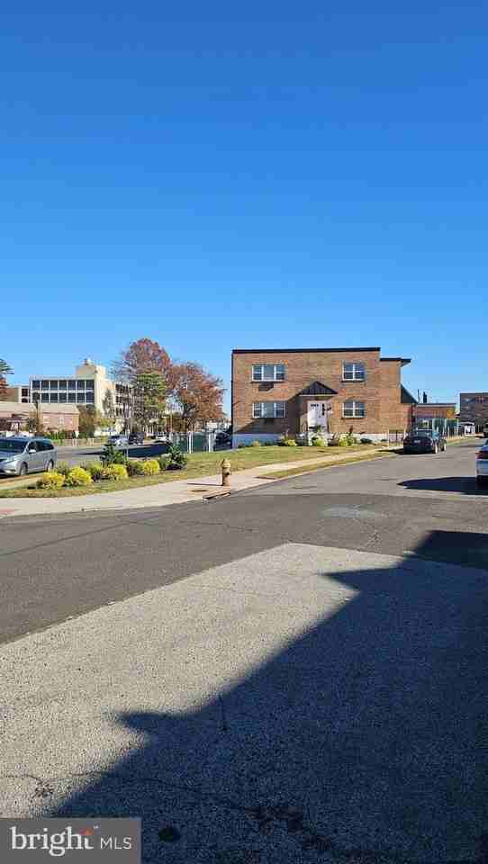 2201-19-25 LANSING Street #2219-1stFL - Photo 4 of 32