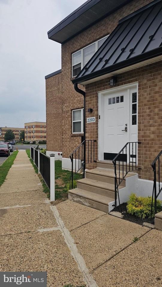 2201-19-25 LANSING Street #2219-1stFL - Photo 5 of 32
