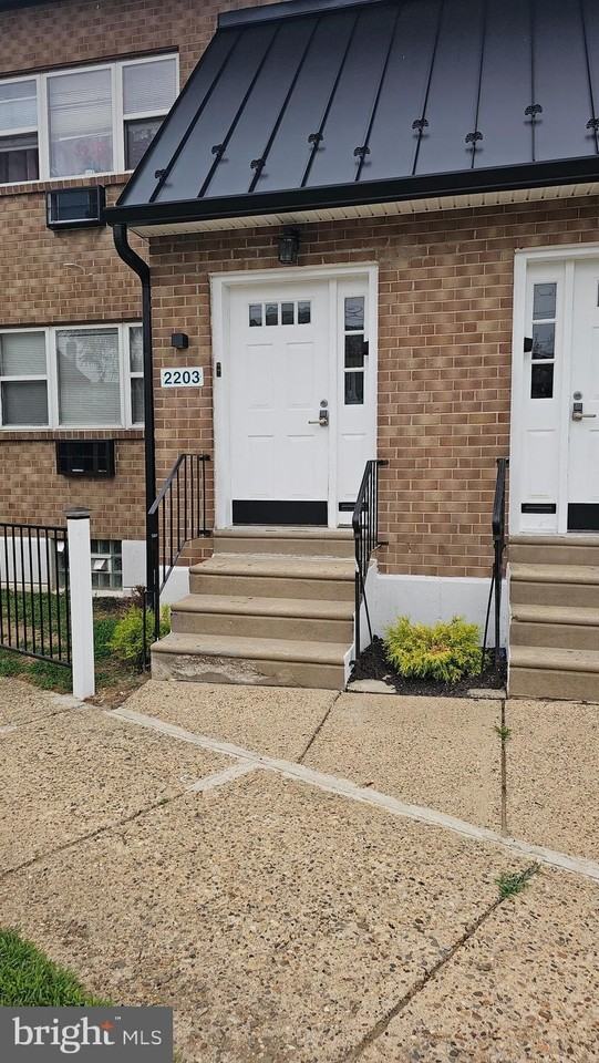 2201-19-25 LANSING Street #2219-1stFL - Photo 6 of 32