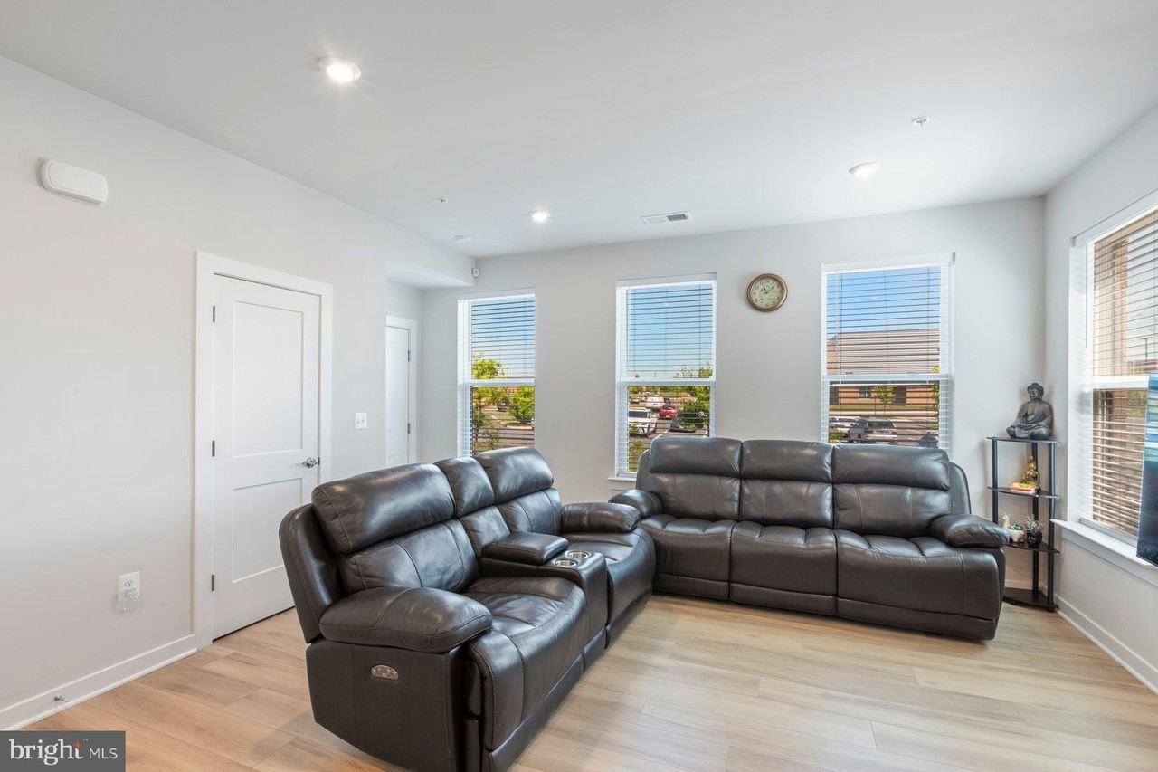 44504 Wolfhound Sq - Photo 5 of 25