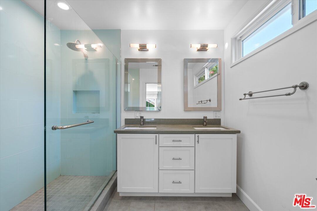 2809 S Canfield Ave - Photo 4 of 8