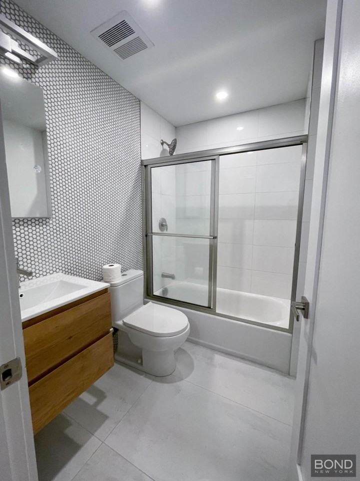 230 Boerum St - Photo 4 of 5