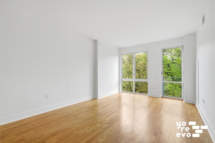 415 Leonard St - Photo 4 of 10