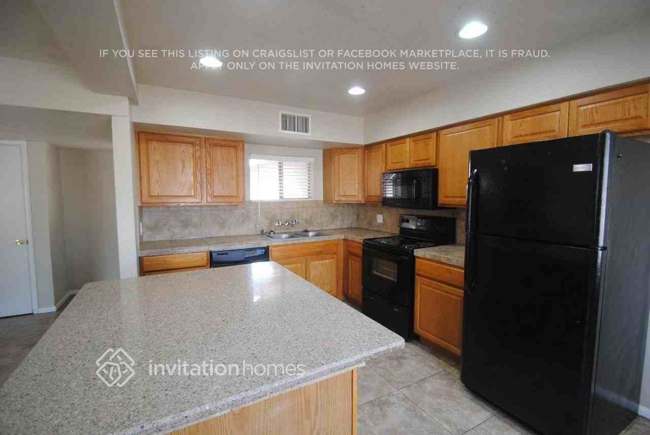 5625 W Pierson St - Photo 4 of 13