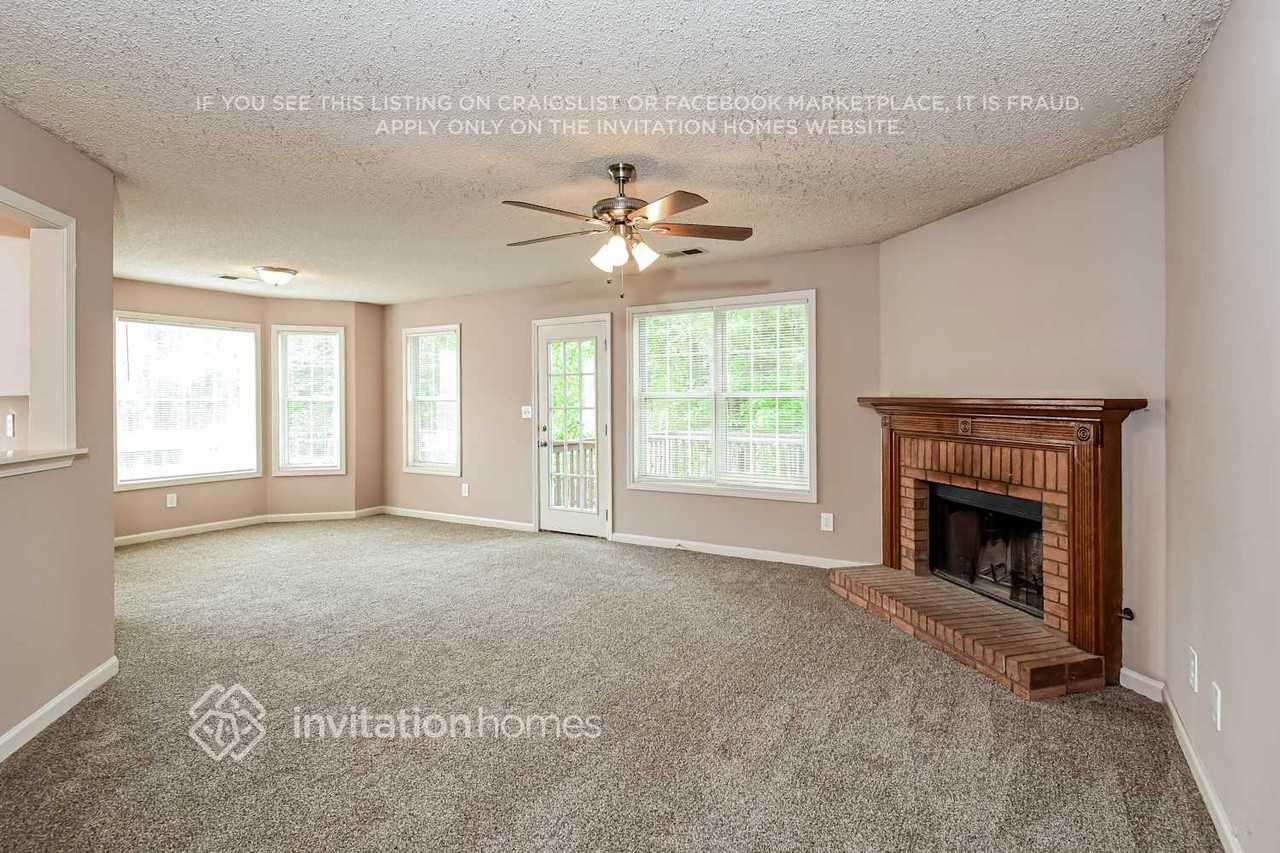 4827 Baker Plantation Dr - Photo 4 of 17