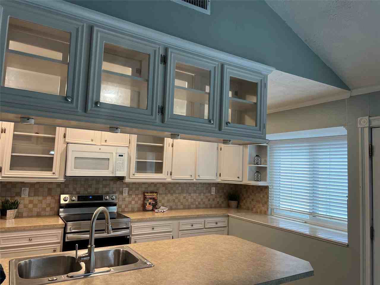 10909 Glenwolde Dr - Photo 2 of 14