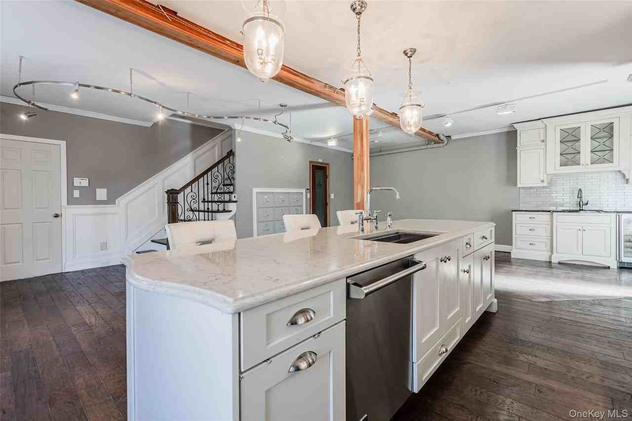 606 E Jericho Tpke - Photo 2 of 18