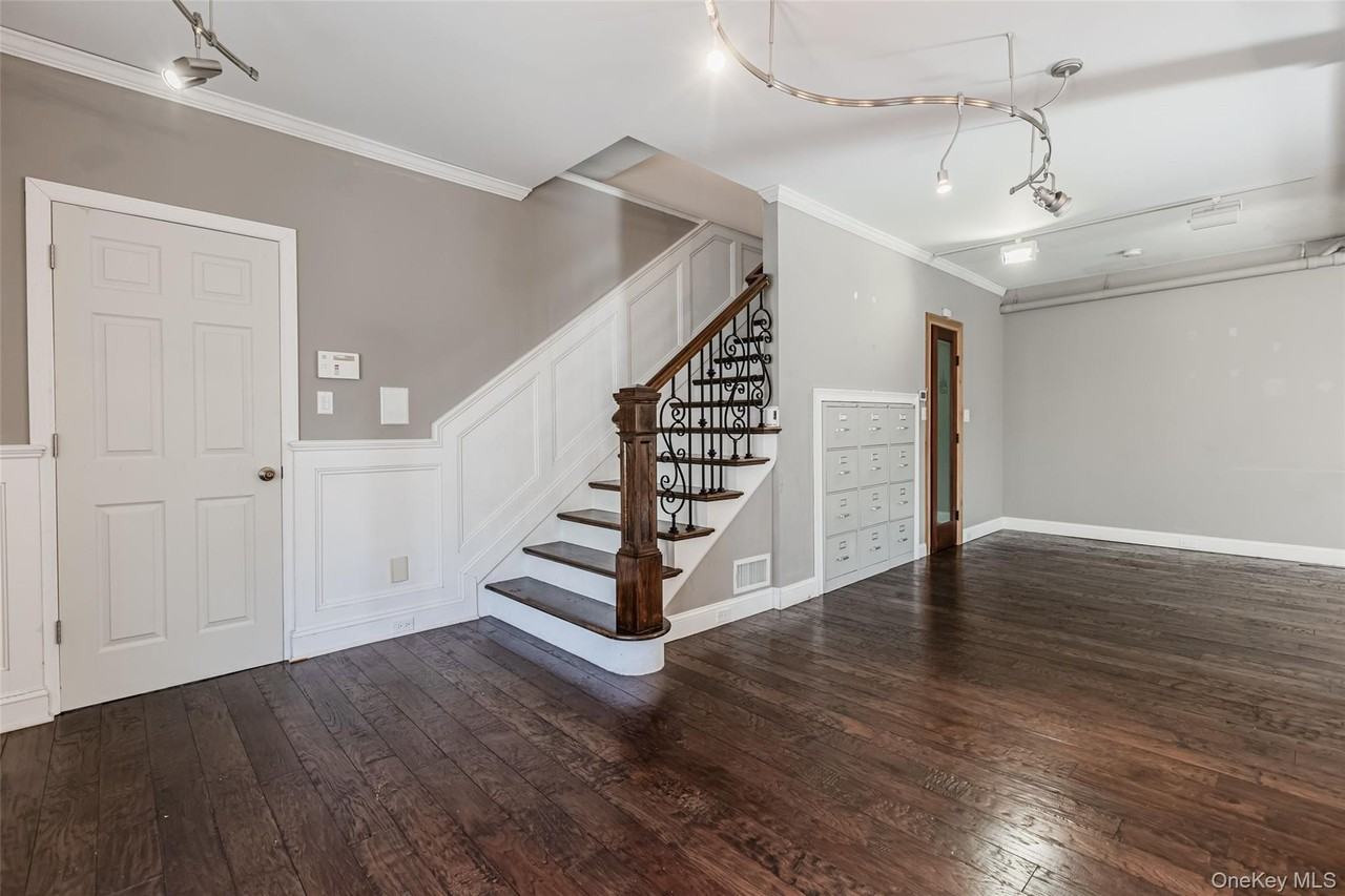 606 E Jericho Tpke - Photo 7 of 18