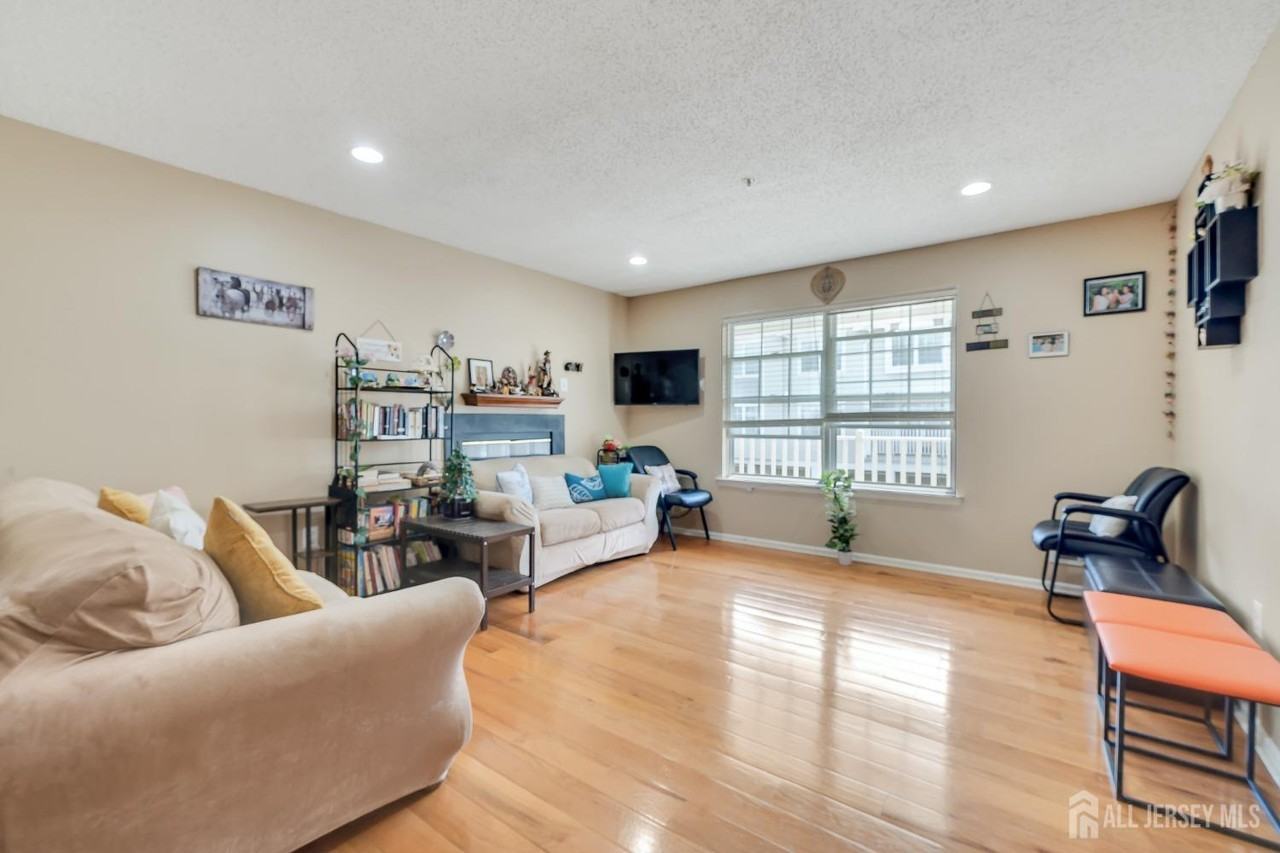 55 Guisborough Way - Photo 2 of 20